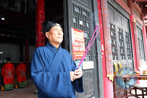 北京白云观高功法师焚香诵经，依科演法，超度亡灵。