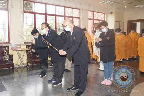 北京白云观高功法师焚香诵经，依科演法，超度亡灵。