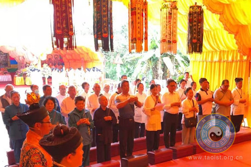 北京白云观高功法师焚香诵经，依科演法，超度亡灵。