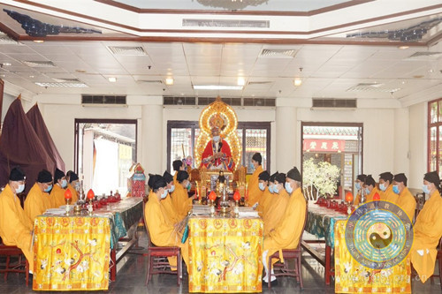 北京白云观高功法师焚香诵经，依科演法，超度亡灵。