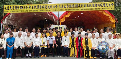 台湾高功法师焚香诵经，依科演法，超度亡灵。