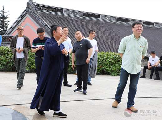 杨子晚报总编辑一行赴茅山乾元观参观新四军抗战旧址