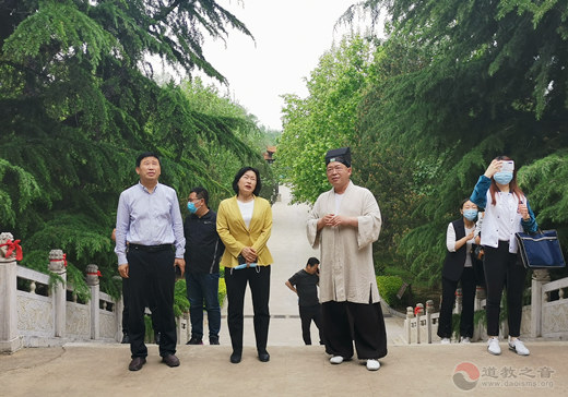 石家庄市政协副主席邓小梅一行赴抱犊寨金阙宫调研