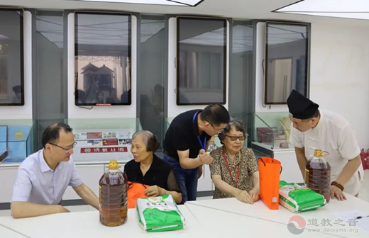 苏州玄妙观尚道慈爱功德会组织会员慰问孤寡残障老人