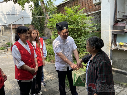 苏州城隍庙开展端午慰问贫困、独居、孤寡老人活动