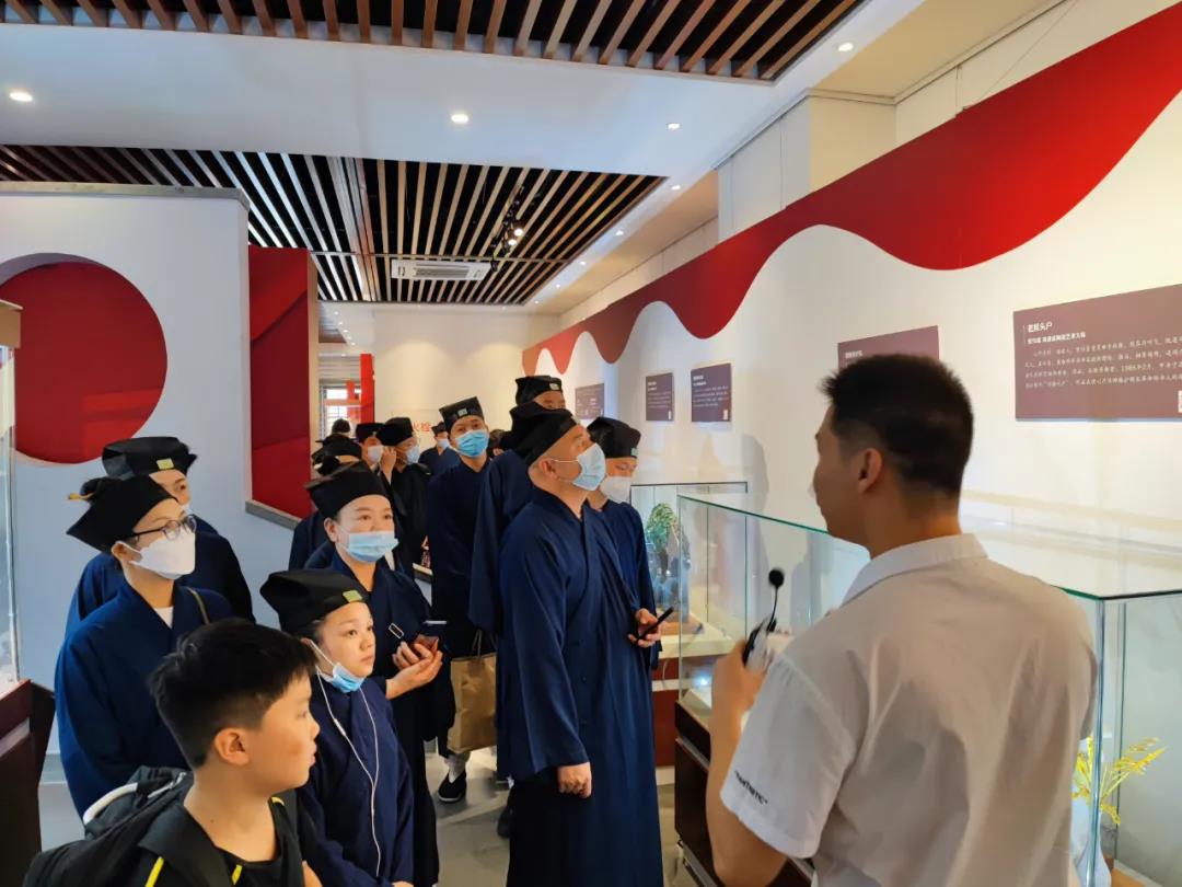 海峡道教学院师生参观福建宗教爱国故事陶瓷艺术展-道音文化
