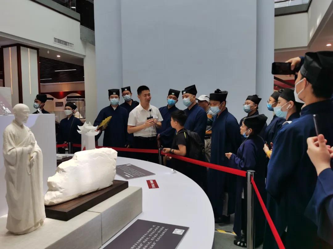海峡道教学院师生参观福建宗教爱国故事陶瓷艺术展-道音文化