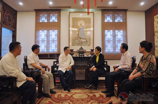 上海市黄浦区副区长李原到上海城隍庙走访并颁发感谢信