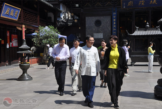 上海市黄浦区副区长李原到上海城隍庙走访并颁发感谢信