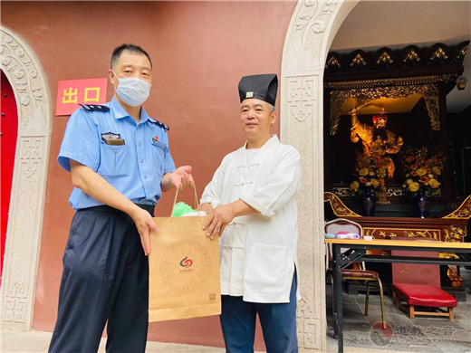 上海白云观慰问黄浦一线执勤交警