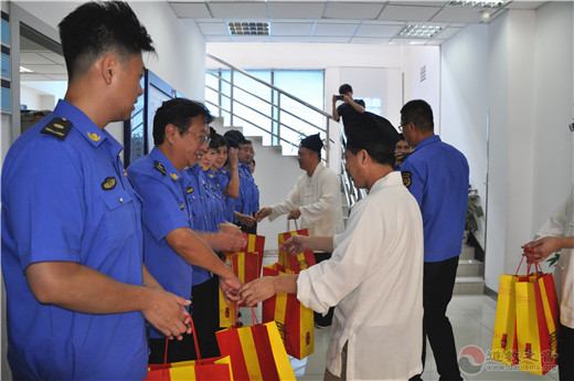 上海城隍庙慰问交警、城管一线执法队伍-道音文化