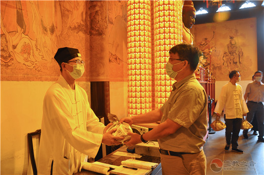 上海市黄浦区民宗办领导到上海城隍庙慰问教职人员-道音文化