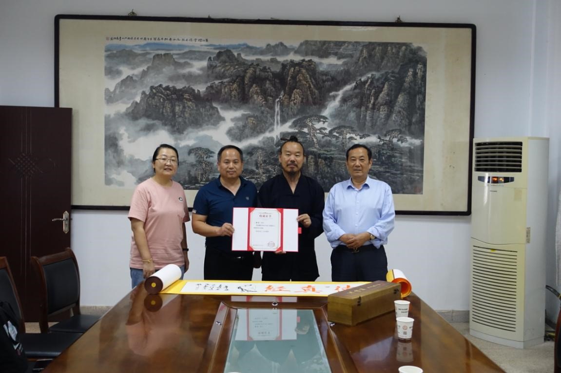 曲阜市道教协会副会长杨华道长向市博物馆捐赠手书《道德经》