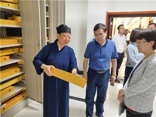 江苏省委统战部副部长马连美调研茅山乾元观