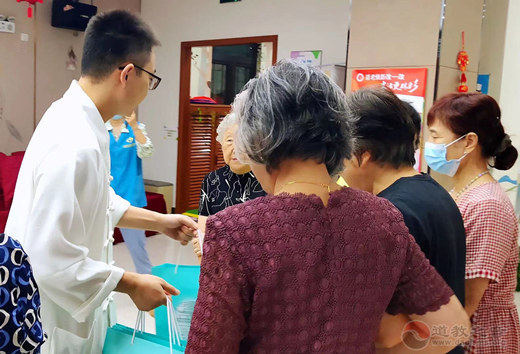 上海白云观慈爱功德会开展“中秋送团圆”系列慈善慰问活动