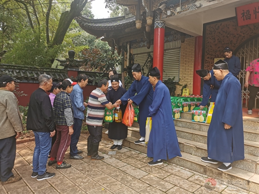 云南省道教协会龙泉观开展中秋慰问活动