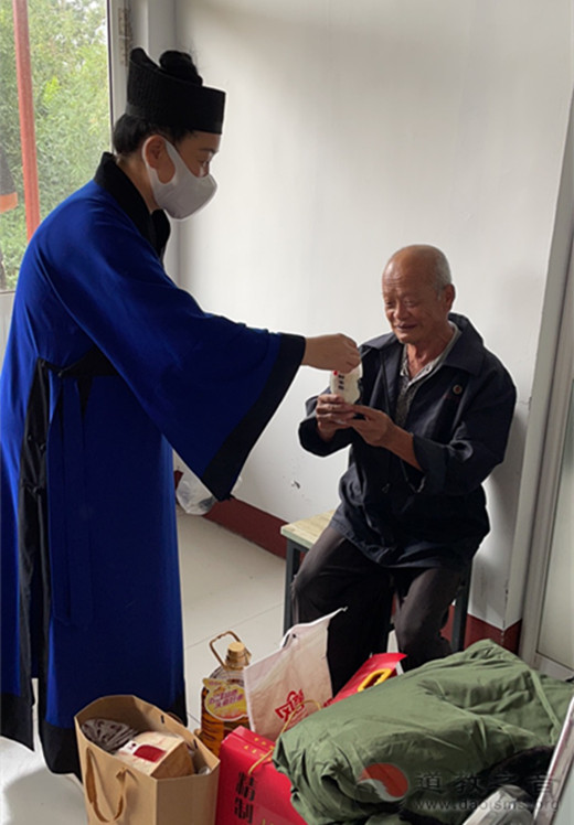 山东省青州市道协赴裙带河康复疗养院开展情暖中秋爱心活动