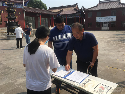 镇江市民宗局副局长王明法一行到润州道院检查安全工作