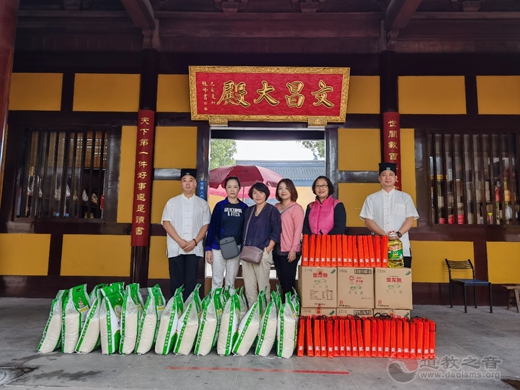 苏州玄妙观尚道慈爱功德会慰问北寺塔社区孤寡老人和环卫工人