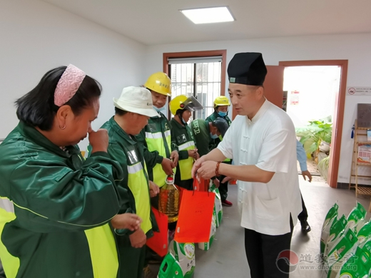 苏州玄妙观尚道慈爱功德会慰问北寺塔社区孤寡老人和环卫工人