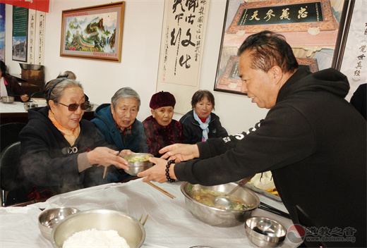 陕西省榆林关公文化研究会东山关帝庙举行九九敬老爱心活动