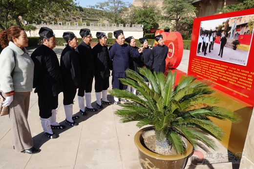 陕西榆阳石峁梁老爷庙管委会在杨家沟神泉堡接受爱国教育-道音文化