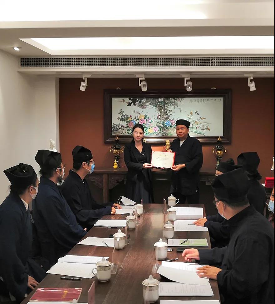 潘志贤会长向宣讲团成员颁发证书