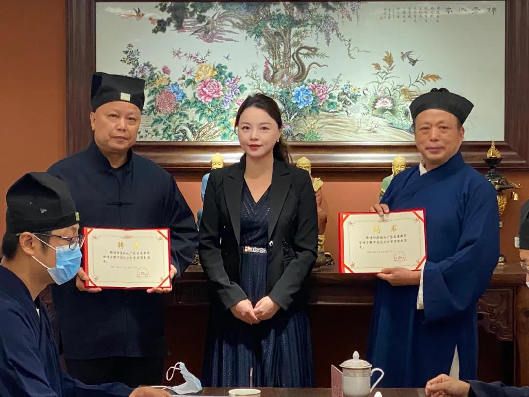 潘志贤会长向宣讲团成员颁发证书