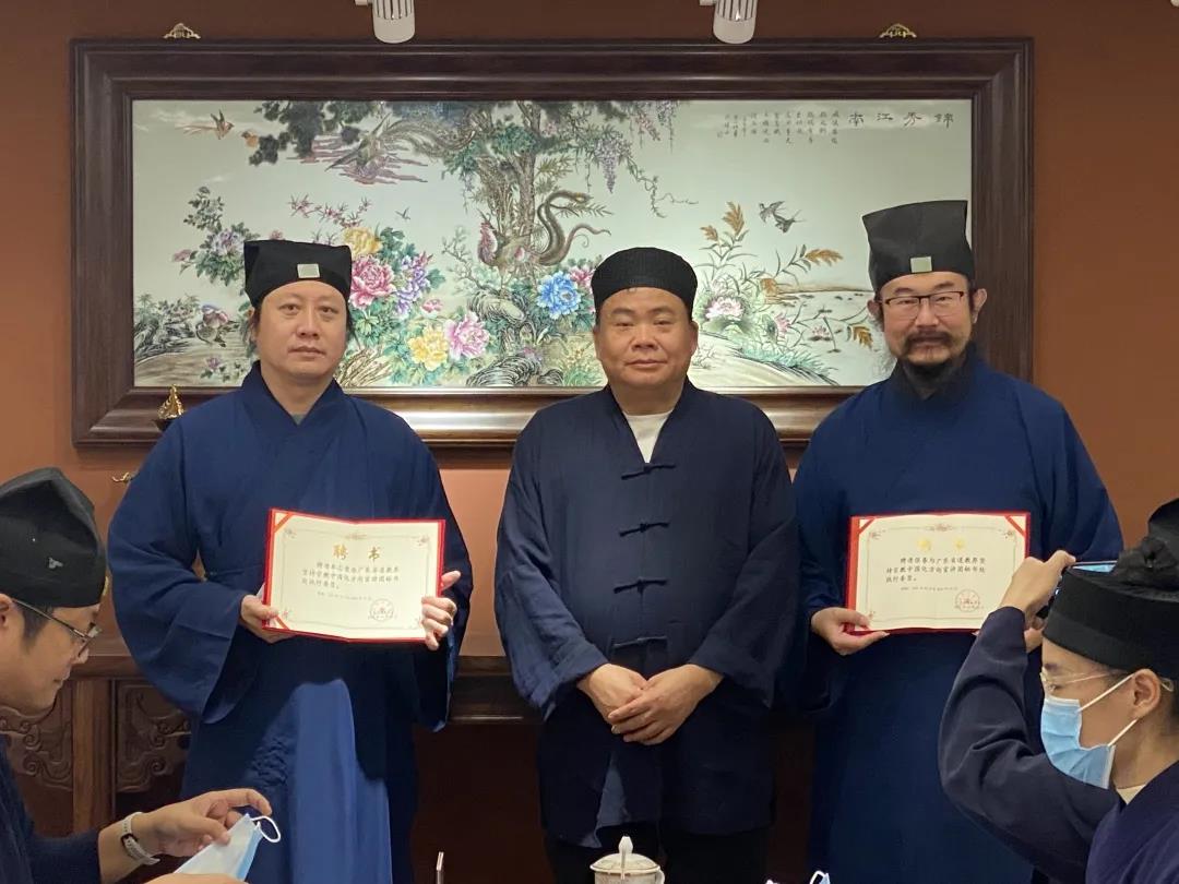 潘志贤会长向宣讲团成员颁发证书