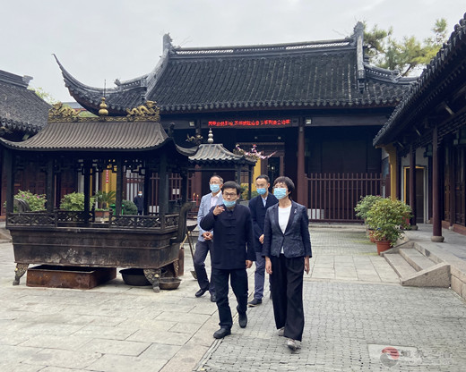 苏州市人大常委会党组成员陈嵘一行到苏州城隍庙视察调研