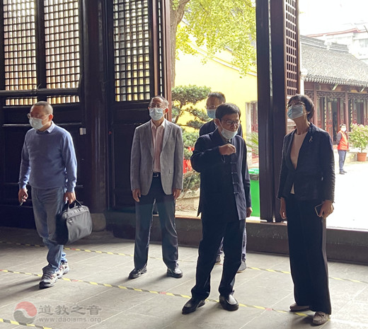 苏州市人大常委会党组成员陈嵘一行到苏州城隍庙视察调研