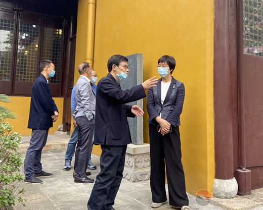 苏州市人大常委会党组成员陈嵘一行到苏州城隍庙视察调研