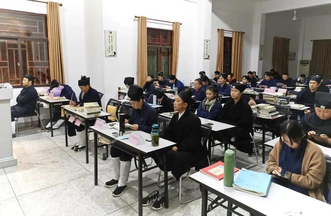 海峡道教学院举行“形势与政策报告会暨校规校纪学习会”