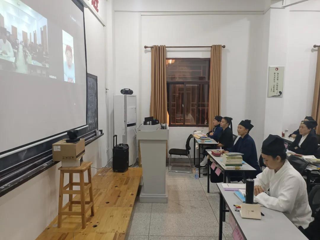 海峡道教学院师生热议党的十九届六中全会精神