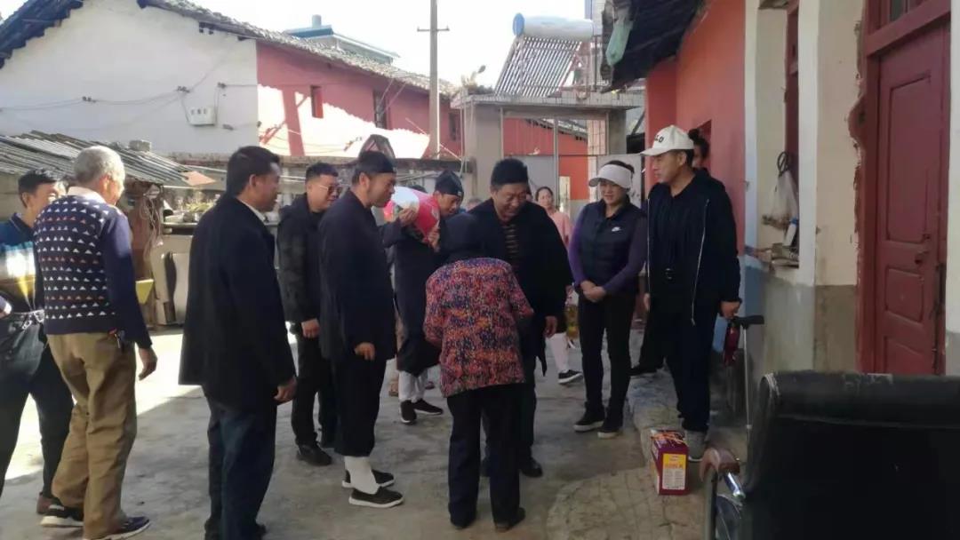 云南省道教协会到寻甸县羊街镇甜荞地村开展公益慈善活动-道音文化