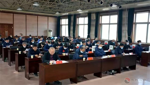 会议在庄严的国歌声中隆重开幕。