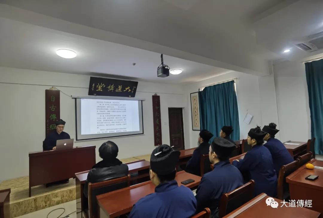 武汉大道观组织学习《互联网宗教信息服务管理办法》