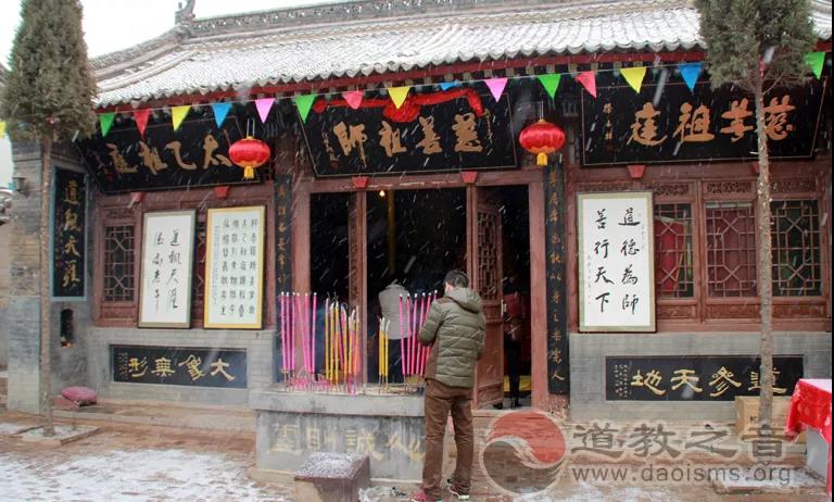 修身做明灯，照亮世上风雪夜归人