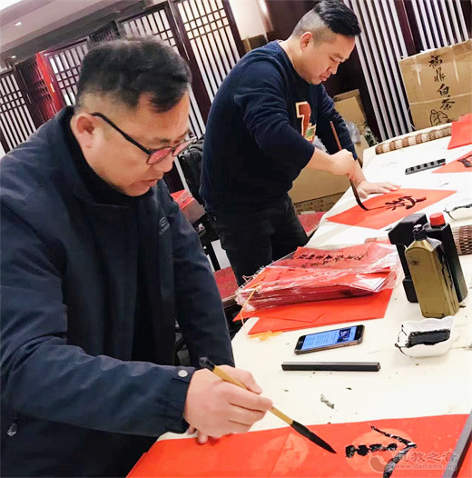 上海白云观举行“送福到万家”福字义赠活动
