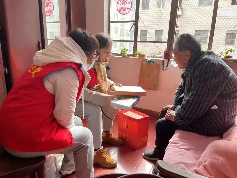 上海黄浦区邑庙慈爱为老社虎年新春“慈爱行”祝福送上门