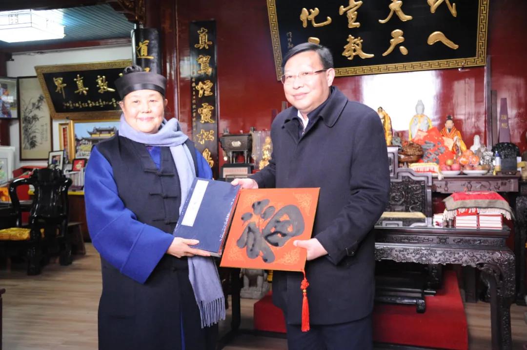 武汉市政协主席杨智一行莅临武汉长春观调研