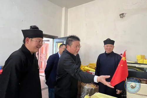 宜春市袁州区副区长甘辉华到崇道宫调研