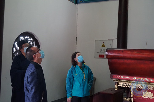 福泉市委统战部常务副部长岑忠银一行到太极宫检查安全工作