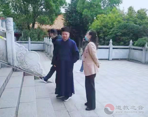 邵阳市民宗局党组书记、局长黄俊玲走访玉清宫和检查疫情防控工作
