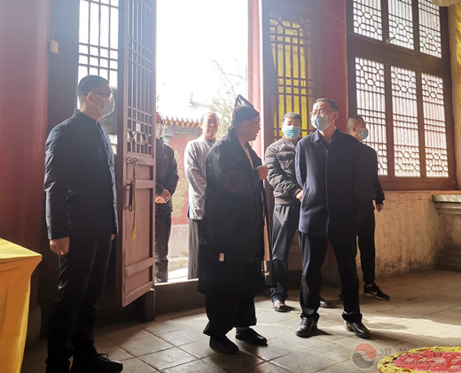 石家庄市鹿泉区委统战部部长张申一行赴抱犊寨金阙宫调研