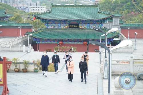 黔南州民宗局调研员吕春蓉一行到太极宫检查疫情防控和场所安全工作