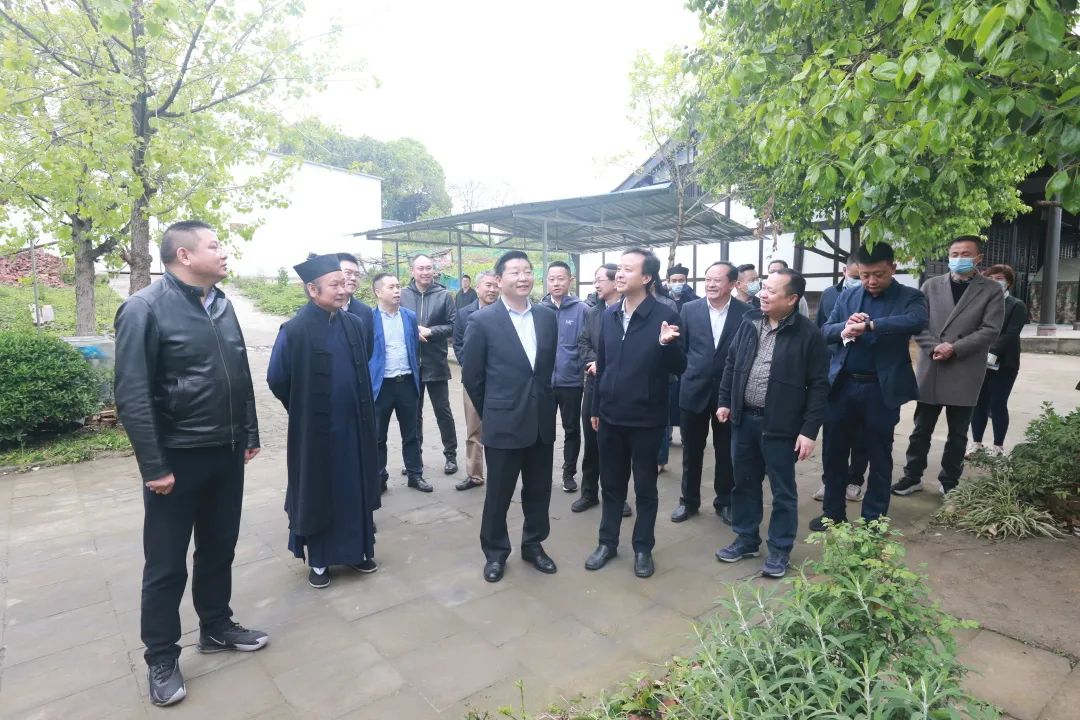 成都市委常委、统战部部长吴凯一行走访调研金牛区至真观及凤凰山重玄书院