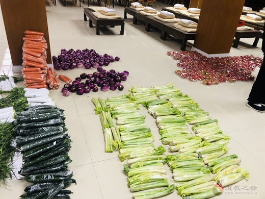 上海城隍庙向上海道教学院提供一批生活物资