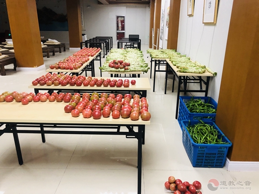 上海城隍庙向上海道教学院提供一批生活物资