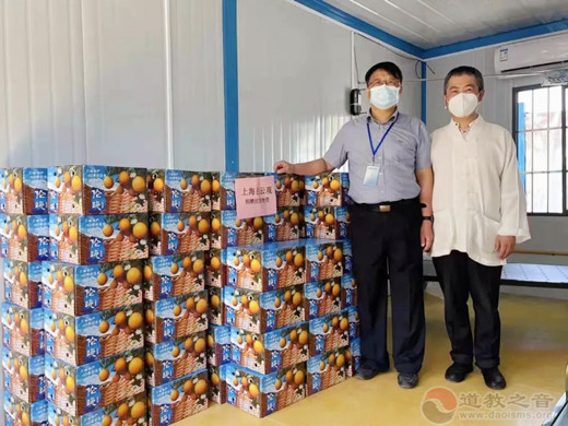 上海白云观向豫园街道一线防疫工作者捐赠物资